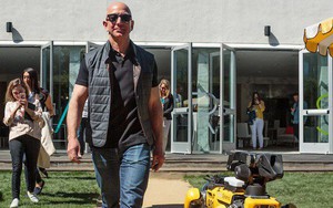 Nhân ngày nắng đẹp, ông chú giàu nhất thế giới Jeff Bezos quyết định dắt chó ROBOT đi dạo cho bảnh