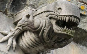 Trên mái nhà thờ từ thế kỷ thứ 12, có tượng đá nhìn giống hệt Xenomorph trong Alien khiến dân tình khó hiểu