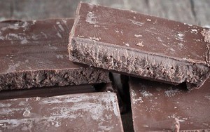 Phát hiện mảng trắng trên bề mặt chocolate, bạn ăn tiếp hay vứt bỏ chúng?Khoa học giải đáp rồi đây