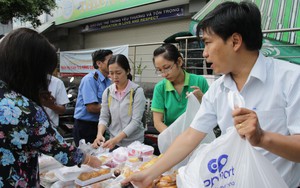 Vụ cháy kinh hoàng ở chung cư Carina: Người dân ấm lòng nhận thức ăn, quần áo miễn phí