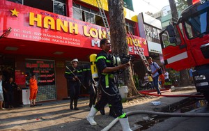 Cháy khách sạn ở Sài Gòn: Giải cứu khẩn cấp 11 khách nước ngoài và 8 người Việt Nam