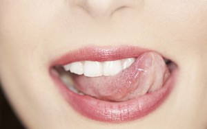 Lưỡi của bạn có thể rất bẩn cùng vô số vi khuẩn và đây là cách làm sạch chúng