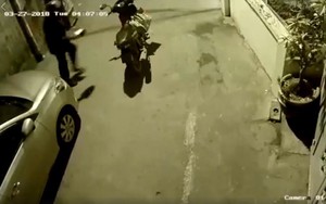 Clip: Người đàn ông mang theo bao tải to, "gõ cửa" mỗi nhà trong đêm