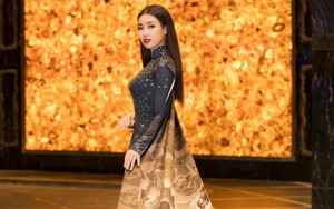 Hoa hậu Đỗ Mỹ Linh gây chú ý khi xuất hiện với tà áo dài 10 mét