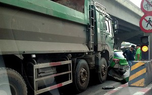 Hà Nội: Xe ben tông xe taxi, đường Nguyễn Xiển ùn tắc nghiêm trọng
