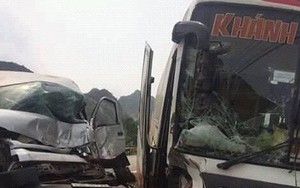 Hai xe khách đâm nhau văng ra khỏi lòng đường