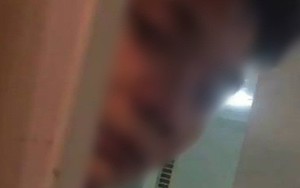 Xôn xao clip nam thanh niên thập thò trước cửa nhà dân chung cư ở Hà Nội khiến nhiều người giật thót