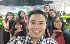 Anh chị em văn phòng nô nức chào đón 8/3 với bộ ảnh theo trend “Mình đưa tay, bạn đặt cằm” vô cùng dễ thương