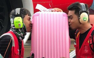 Nhân viên bốc xếp của AirAsia phải ôm, hôn từng chiếc vali sau khi bị tố quăng quật hành lý