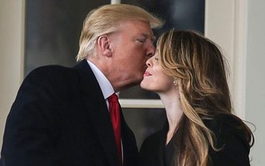 Cận cảnh nụ hôn từ biệt 'kiều nữ truyền thông Nhà Trắng' của Tổng thống Trump