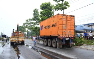 Xe đầu kéo tông ngã hàng loạt cây xanh, tài xế rơi xuống đường tử vong