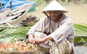 Mike Tyson đội nón lá, mặc áo bà ba bán trái cây ở Việt Nam