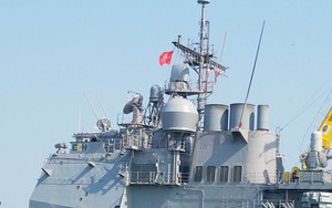 [Cận cảnh] Cờ Việt Nam tung bay trên tuần dương hạm Mỹ tại cảng Đà Nẵng