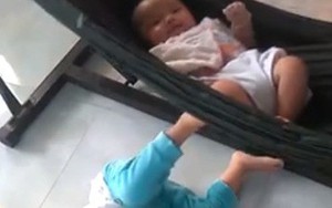 Hình ảnh chị vừa hát vừa đưa võng ru em đáng yêu đến mức mẹ nào cũng muốn có một cô con gái