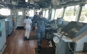 [Cận cảnh] Vũ khí và cabin chỉ huy của tuần dương hạm hộ tống tàu sân bay USS Carl Vinson