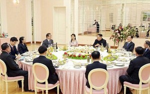 Video: Ông Kim Jong-un và phu nhân "hồ hởi" đón phái đoàn Hàn Quốc