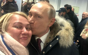 Xôn xao bức ảnh tổng thống Putin thân mật với "người phụ nữ tóc vàng bí ẩn"