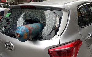 Hà Nội: Bình gas rơi trúng ô tô đang chạy, nằm gọn trong xe