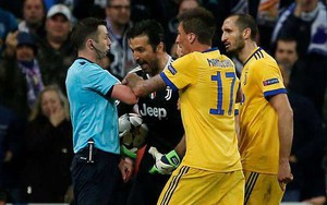 Thua bởi quả penalty ở phút 90+7, Buffon thẳng thừng mắng trọng tài là "rác rưởi"