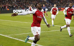 Arsenal đặt một chân vào "địa ngục" của Barca, nhưng Welbeck đã cứu rỗi tất cả