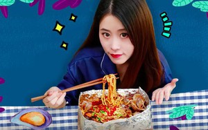 Biến cục gạch thành bếp lửa, thánh ăn Tiểu Dã làm hẳn một phần mì cay giữa văn phòng