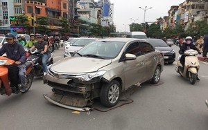 Ô tô "hạ gục" 5 xe máy ở chân cầu vượt Nguyễn Trãi