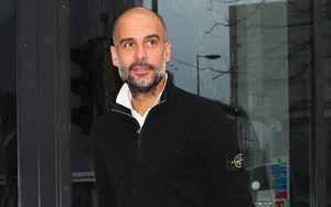 Pep Guardiola ngạo nghễ cười khi được Mourinho "dâng" chức vô địch trước 5 vòng đấu