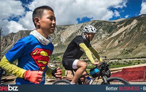 Ông bố "của năm", quyết rủ cậu con trai cùng đạp xe hơn 2000km để thử thách lòng kiên trì