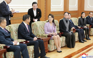 "Thăng cấp" vợ ông Kim Jong-un từ đồng chí lên đệ nhất phu nhân