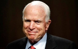 Vừa điều trị ung thư, ông John McCain lại nhập viện phẫu thuật