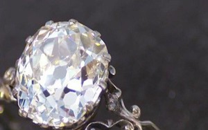Mất 10 phút tìm ra nhẫn kim cương trong 4 tấn rác