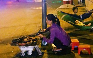 Phía sau hình ảnh 2 chiếc võng đong đưa bên lò khoai nướng của người mẹ nghèo ở Sài Gòn