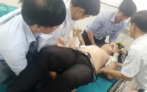 Chủ tịch huyện đến nhà gặp nam sinh đâm thầy giáo vì yêu cầu xóa hình xăm