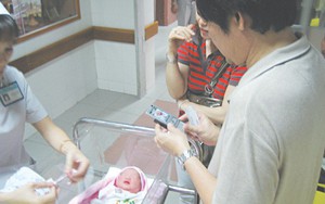 Giới y học cảnh báo về trào lưu “sinh con thuận tự nhiên”