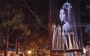 Khu vực xung quanh quán ăn của Trường Giang xuất hiện nhiều poster quảng bá MV của Nam Em