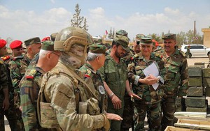Tướng “Hổ Syria” kiểm tra chiến lợi phẩm sau khi quân thánh chiến đầu hàng
