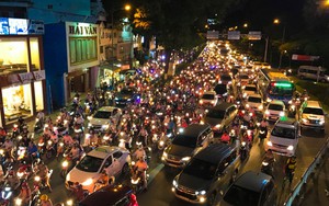 Kẹt xe nhiều giờ ở cửa ngõ sân bay Tân Sơn Nhất