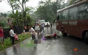 Ô tô đề biển "xe đi Đền Hùng" tông hai xe máy khiến năm người nhập viện