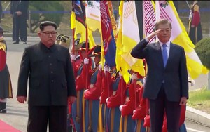 Ảnh: Ông Kim Jong-un là lãnh đạo đầu tiên của Triều Tiên tham gia duyệt đội nghi thức Hàn Quốc