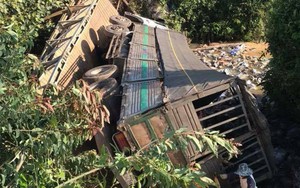 Sập cầu ở Lâm Đồng, xe tải hàng chục tấn rơi xuống sông