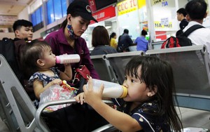 Trẻ em mệt mỏi cùng bố mẹ chen chân về quê nghỉ lễ ở bến xe Miền Đông