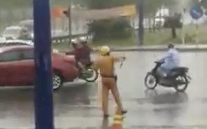 Hình ảnh CSGT đội mưa điều tiết giao thông trong ngày lễ khiến nhiều người ấm lòng