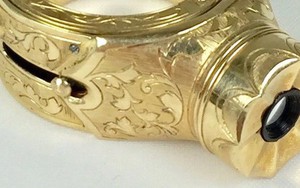 Chiếc nhẫn của James Bond phiên bản đời thực được bán trên eBay có giá lên tới 20.000 USD