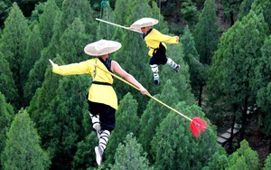 24h qua ảnh: Môn sinh võ Thiếu Lâm trình diễn võ thuật trên không