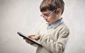 Thực trạng đáng nghĩ: Trẻ em tại Anh không biết cách mở sách, mà lướt ngón tay như trên máy tính bảng