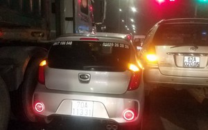 Nhường đường cho xe cứu thương, ô tô bị xe container húc văng