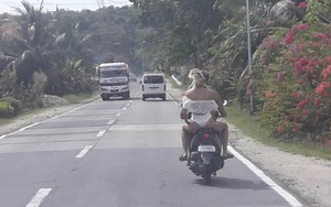 Mặc bikini dạo phố, nữ du khách bị tuýt còi