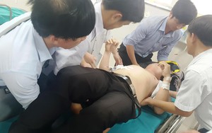 Nam sinh lớp 12 đâm thầy giáo trọng thương vì bắt xóa hình xăm đã bỏ trốn
