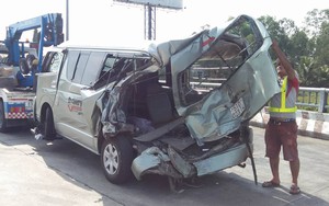 Xe khách 16 chỗ biến dạng sau va chạm trên cao tốc TP HCM - Trung Lương, tài xế tử vong