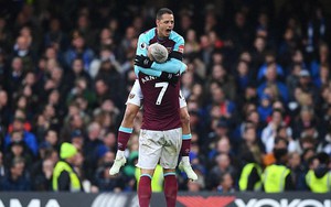 Lãnh đòn của Chicharito, Chelsea "buông súng" trong cuộc đua top 4